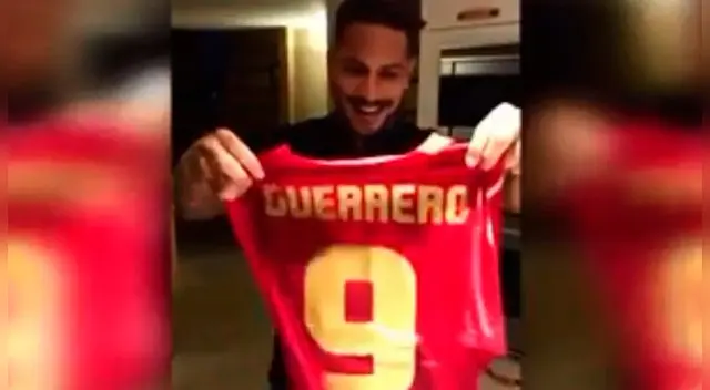 Paolo Guerrero recibió la nueva camiseta presentada por la FPF.