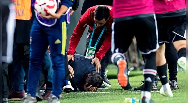Senol Gunes, entrenador de Besiktas, fue impactado en la cabeza por un objeto enviado desde la tribuna. Senol Gunes, entrenador de Besiktas, fue impactado en la cabeza por un objeto enviado desde la tribuna.