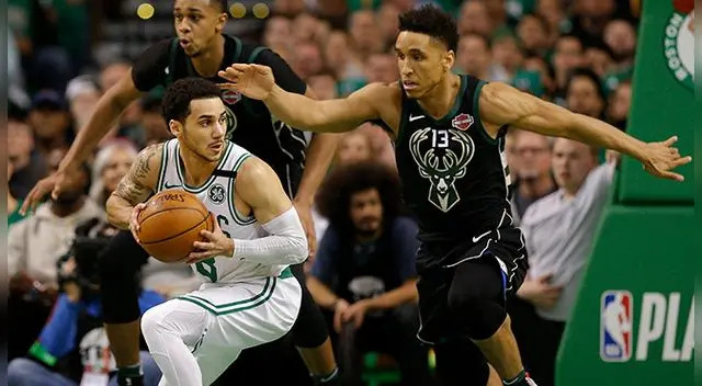 Shane Larkin de los Celtics enfrenta a Malcolm Brogdon de los Bucks.