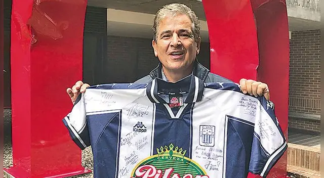 Jorge Luis Pinto posa con la camiseta de Alianza Lima. Jorge Luis Pinto posa con la camiseta de Alianza Lima.