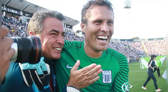 Leao Butrón y Pablo Bengoechea celebran el título de Alianza Lima. Leao Butrón y Pablo Bengoechea celebran el título de Alianza Lima.