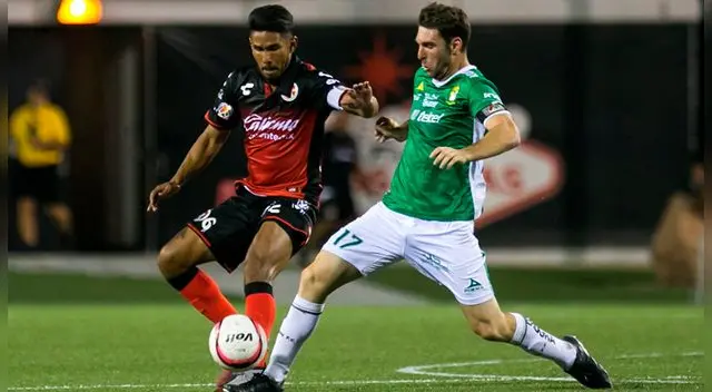 Juan Carlos Valenzuela disputa un balón con Mauro Boselli. Juan Carlos Valenzuela disputa un balón con Mauro Boselli.