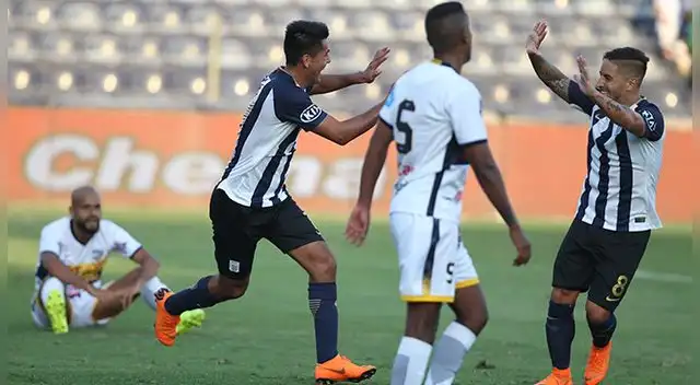 Janio Pósito celebra su gol con Alejandro Hohberg.