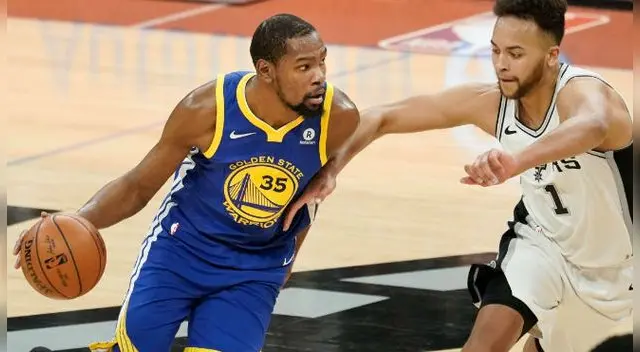 Kevin Durant, de los Golden State Warriors, enfrenta a un defensor de los San Antonio Spurs. Foto: EFE