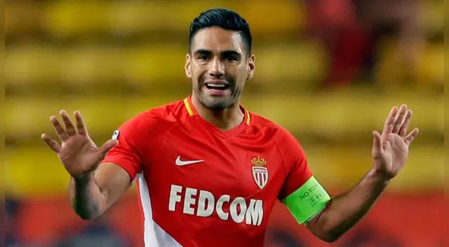 Falcao sufre de una contractura en la pierna derecha. Falcao sufre de una contractura en la pierna derecha.