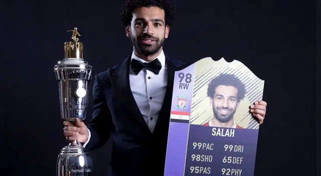 Mohamed Salah posando con su carta al mejor jugador del año. Mohamed Salah posando con su carta al mejor jugador del año.
