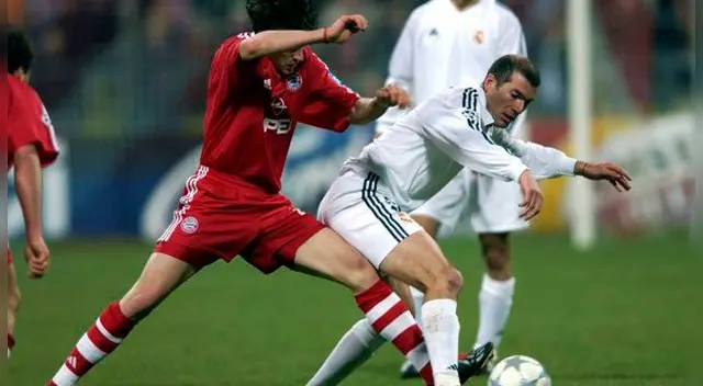 'Zizou' derrochando su magia como jugador del Madrid. 