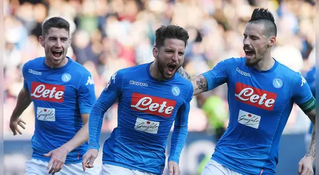 Jorginho (izquierda), Mertens (centro) y Hamsik (derecha) celebran la anotación del belga. Jorginho (izquierda), Mertens (centro) y Hamsik (derecha) celebran la anotación del belga.