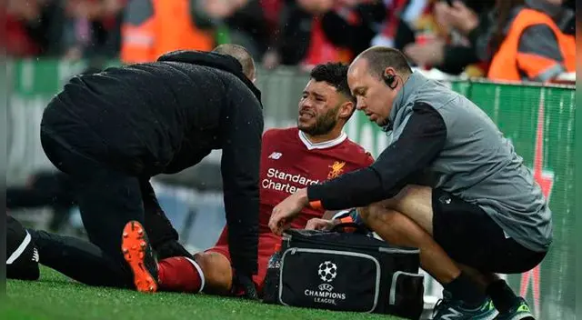 Oxlade-Chamberlain salió del campo entre lágrimas. Oxlade-Chamberlain salió del campo entre lágrimas.