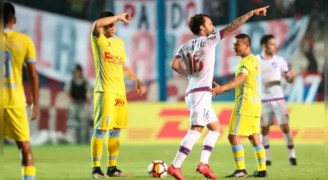 Sebastián Rodríguez celebra su gol con Nacional ante la desazón de Real Garcilaso.