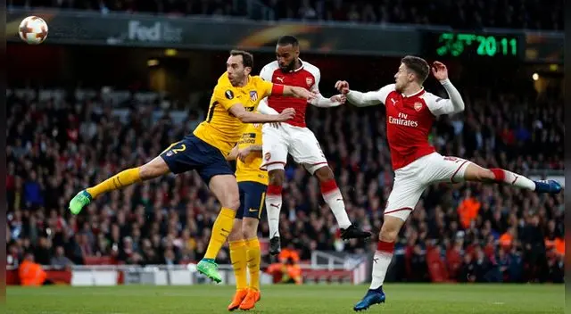 Alexandre Lacazette gana en el área del Atlético. Alexandre Lacazette gana en el área del Atlético.