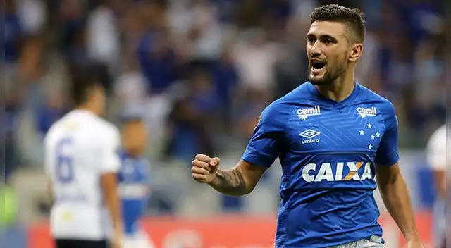 Giorgian de Arrascaeta celebra su gol a la U de Chile con Cruzeiro.