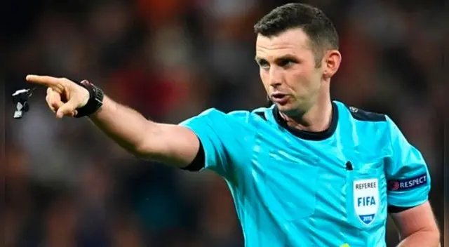 Michael Oliver fue introducido al arbitraje por su padre, Clive, en la edad de 14 años. Michael Oliver fue introducido al arbitraje por su padre, Clive, en la edad de 14 años.