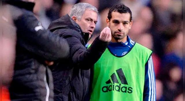 José Mourinho le da una indicación a Mohamed Salah. José Mourinho le da una indicación a Mohamed Salah.