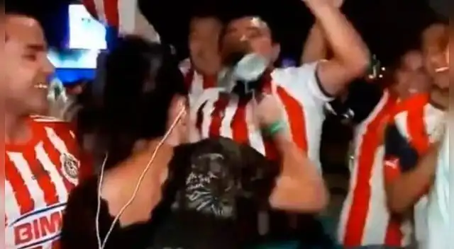 Pésima actitud de la hincha del Chivas.