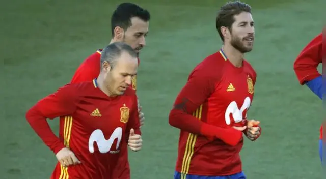 Sergio Ramos armó un tremendo debate en las redes sociales por defender a Andrés Iniesta. Foto: EFE Sergio Ramos armó un tremendo debate en las redes sociales por defender a Andrés Iniesta. Foto: EFE