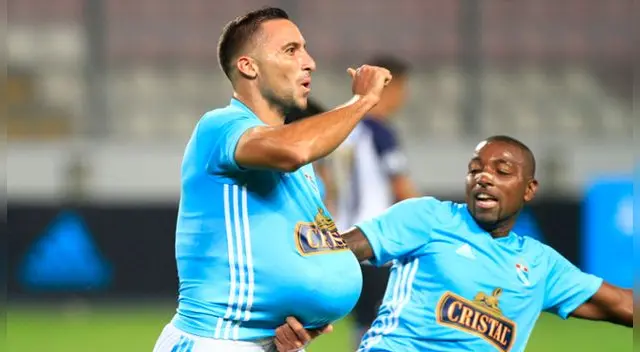 Emanuel Herrera celebra un gol con Sporting Cristal.