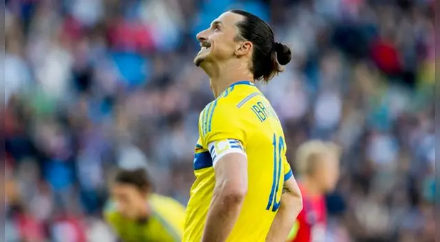 Zlatan Ibrahimovic se lamenta una ocasión durante un partido de Suecia. Zlatan Ibrahimovic se lamenta una ocasión durante un partido de Suecia.