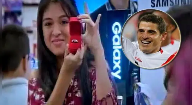 Hincha le pidió matrimonio a Aldo Corzo en frente de miles de hinchas peruanos. Captura: América TV Hincha le pidió matrimonio a Aldo Corzo en frente de miles de hinchas peruanos. Captura: América TV