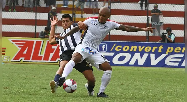 Jesús Chávez disputa un balón con Hansell Riojas.