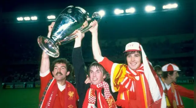 Kenny Dalglish y sus compañeros celebrando con la orejona. Kenny Dalglish y sus compañeros celebrando con la orejona.