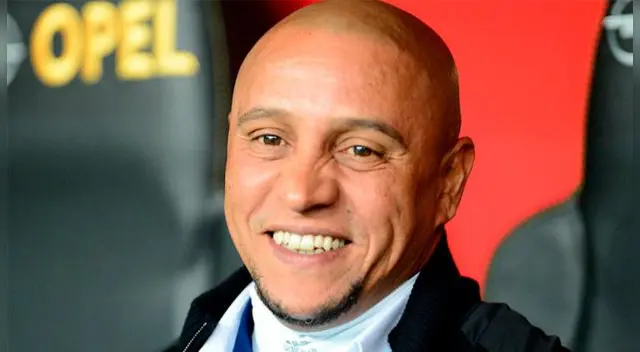 Roberto Carlos muy eufórico en el gol de Karim Benzema.