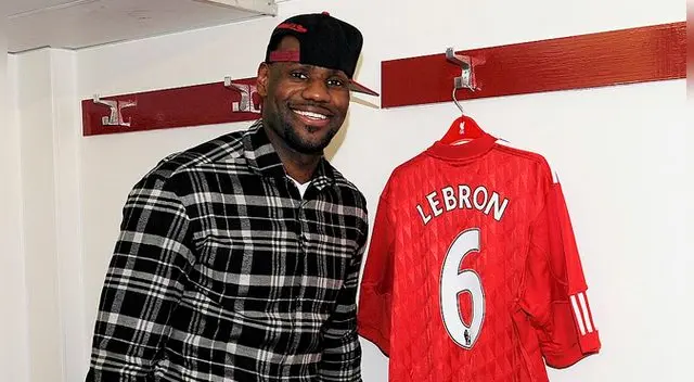 LeBron James posa con una camiseta personalizada del Liverpool en Anfield.