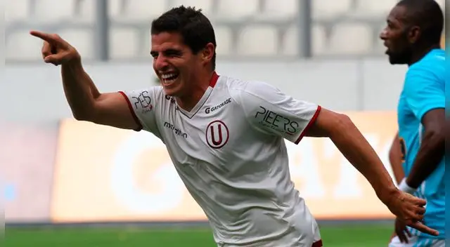 Aldo Corzo celebra un gol con Universitario a Sporting Cristal.