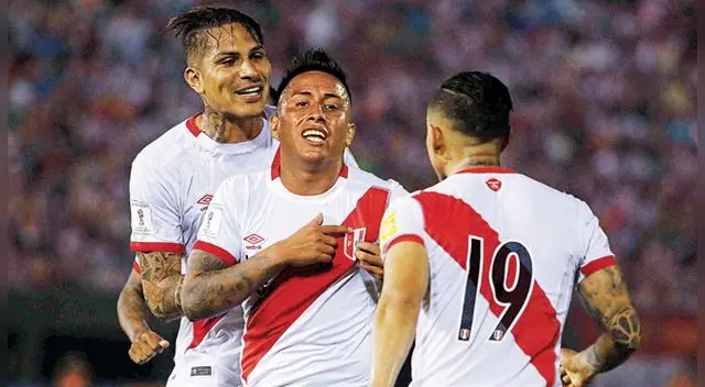 Paolo Guerrero y Christian Cueva celebran un gol de la Selección Peruana.
