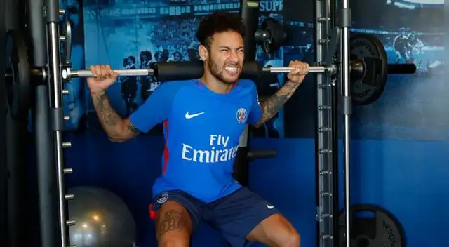 Neymar entrenando en el gimnasio del PSG.
