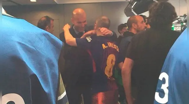 Zidane e Iniesta nos regalaron esta simpática escena en el final del clásico español Zidane e Iniesta nos regalaron esta simpática escena en el final del clásico español