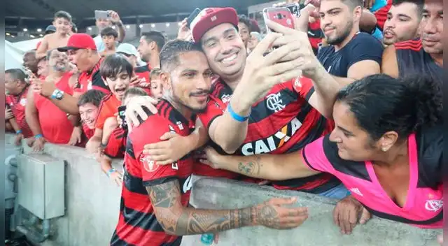 Paolo Guerrero posa junto a un hincha del Flamengo en el Maracaná.