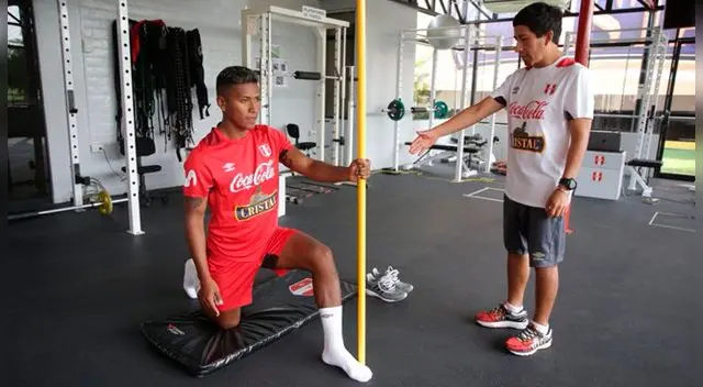 Pedro Aquino haciendo trabajos de elongación. Pedro Aquino haciendo trabajos de elongación.