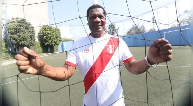 Guillermo La Rosa posa con la camiseta de la Selección Peruana