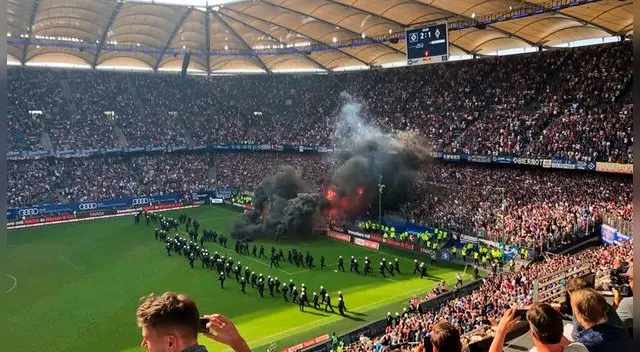 Hamburgo descendió y sus hinchas se enfurecieron quemando el estadio. Fuente: Fox
