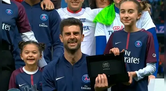Thiago Motta se despidió de la hinchada en el "Parque de los Príncipes" Thiago Motta se despidió de la hinchada en el "Parque de los Príncipes"