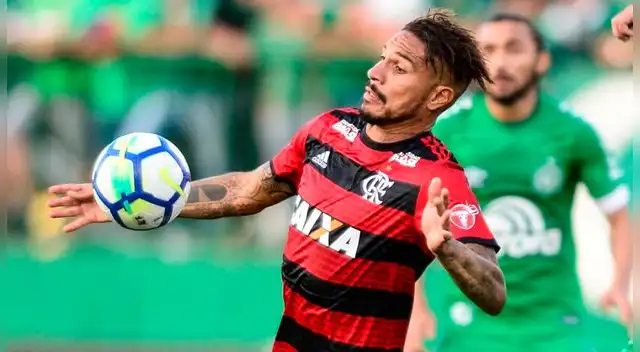 Paolo Guerrero controla un balón en el Flamengo-Chapecoense.
