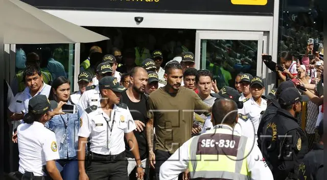 Paolo Guerrero en su llegada a Lima. Paolo Guerrero en su llegada a Lima.
