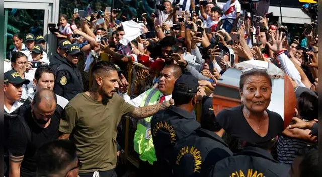 Delantero de la Selección Peruana se refirió a las declaraciones de doña 'Peta'.