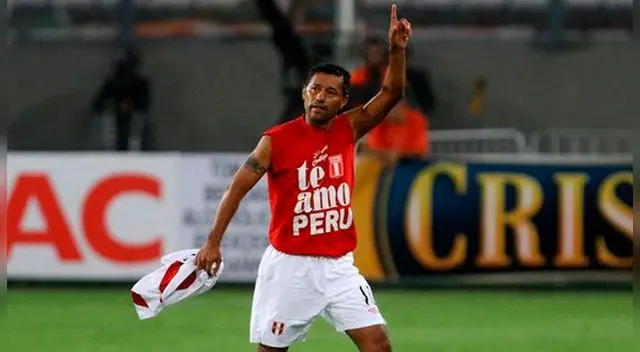 Roberto Palacios jugó cinco eliminatorias con la selección peruana. Roberto Palacios jugó cinco eliminatorias con la selección peruana.