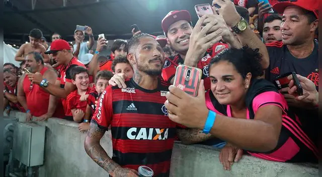 Paolo Guerrero se toma una foto con un hincha del Flamengo. Paolo Guerrero se toma una foto con un hincha del Flamengo.