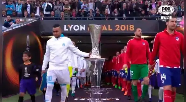 Atlético de Madrid vs. Olympique de Marsella: Payet tocó el trofeo de la Europa League al salir al campo Atlético de Madrid vs. Olympique de Marsella: Payet tocó el trofeo de la Europa League al salir al campo