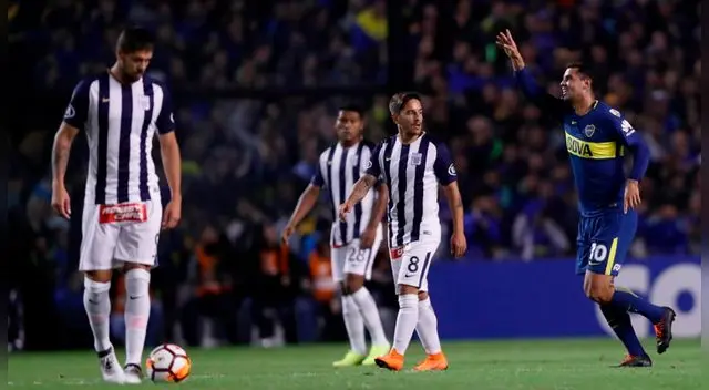 Jugadores de Alianza Lima se lamentan uno de los goles de Boca Juniors. Jugadores de Alianza Lima se lamentan uno de los goles de Boca Juniors.