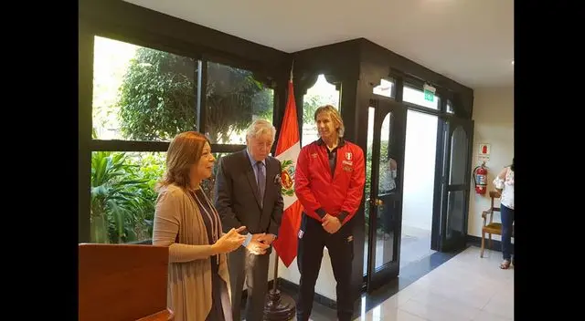 Ricardo Gareca recibiendo el reconocimiento de la Embajadora argentina, Ana María Ramírez.