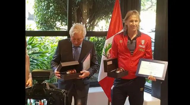 Diploma entregada al entrenador de la selección mayor.