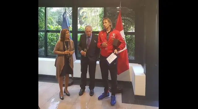 El DT fue nombrado embajador de argentina en Perú por su labor al mando del equipo peruano.