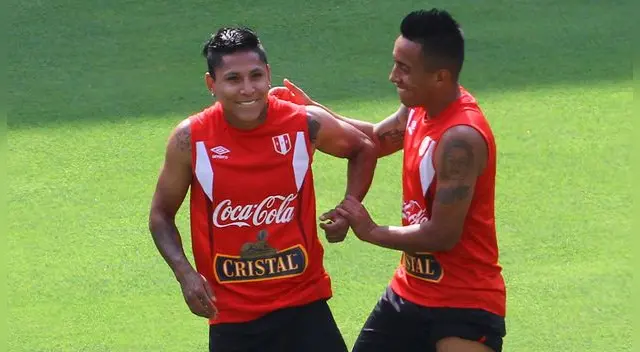Raúl Ruidíaz y Christian Cueva bromean en un entrenamiento de la Selección Peruana. Raúl Ruidíaz y Christian Cueva bromean en un entrenamiento de la Selección Peruana.