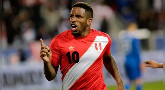 Jefferson Farfán celebra un gol de la Selección Peruana.