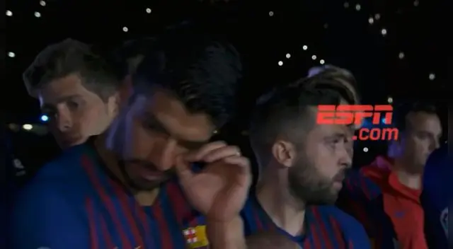 Luis Suárez no pudo contener las lágrimas en la despedida de Andrés Iniesta. Luis Suárez no pudo contener las lágrimas en la despedida de Andrés Iniesta.