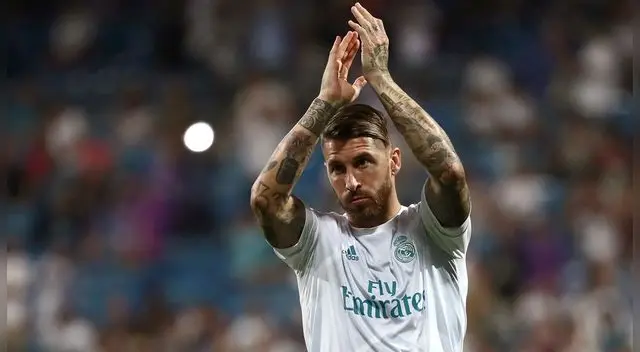 Sergio Ramos se rinde a los pies de Buffon, Torres e Iniesta. Sergio Ramos se rinde a los pies de Buffon, Torres e Iniesta.